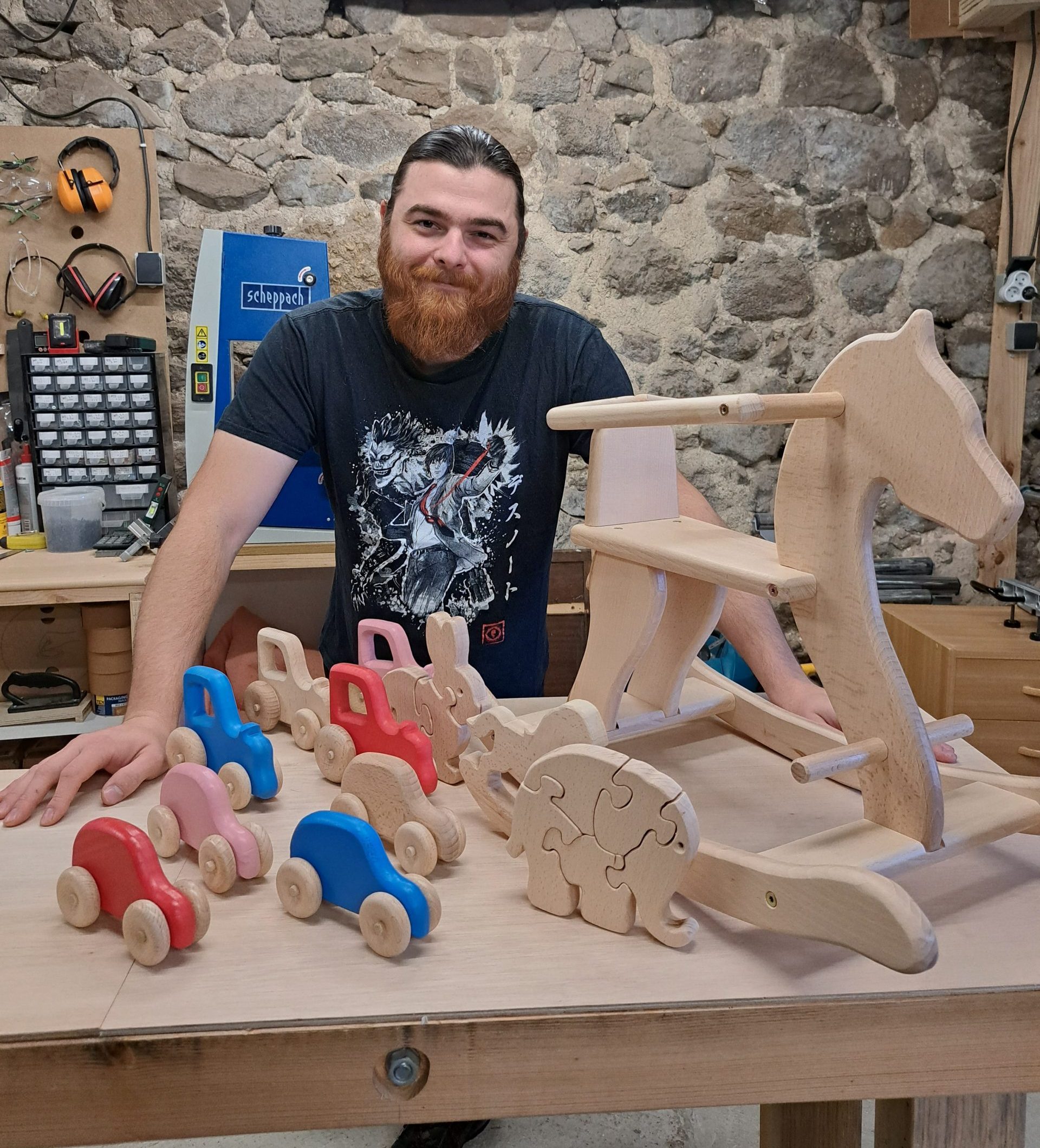 Moi avec mes jouets en bois.